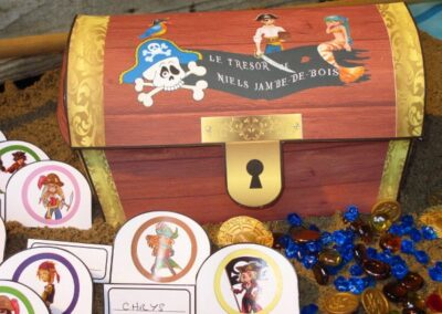 A Treasure Hunt For Kids - Pirate and Mermaid Treasure Hunt - Chest - 4-5 - 6-7 - 8-10